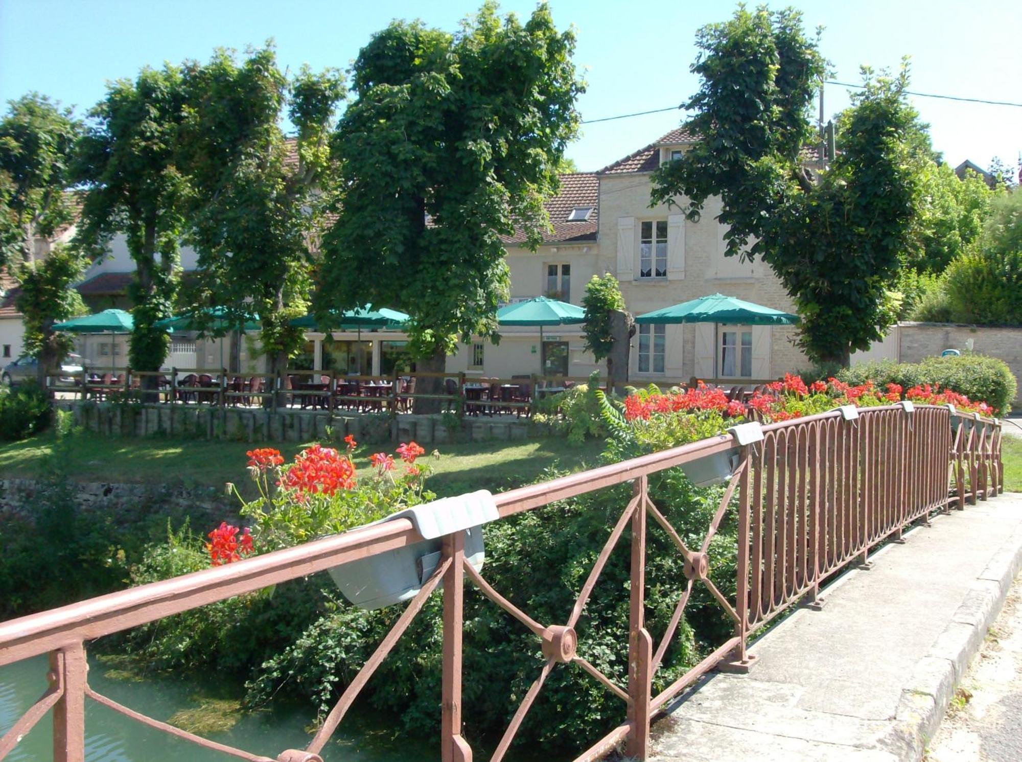Hotel-Restaurant De L'Ecluse 79 Chassignelles Exterior photo
